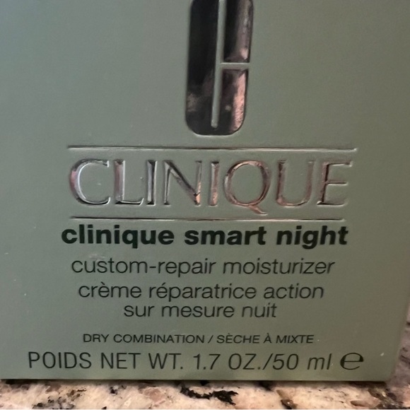 NIB CLINIQUE’s Smart Night Custom-Repair Moisturizer For Dry Combination - Picture 3 of 4